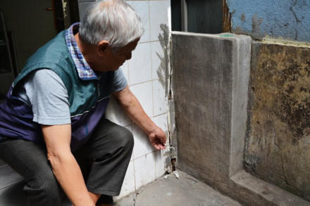 Tường nhà dân bị nứt (Ảnh K'L).