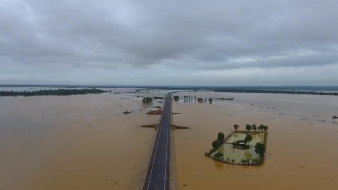 &nbsp;Đường v&agrave;o khu dan cư hầu như bị nhấn ch&igrave;m.