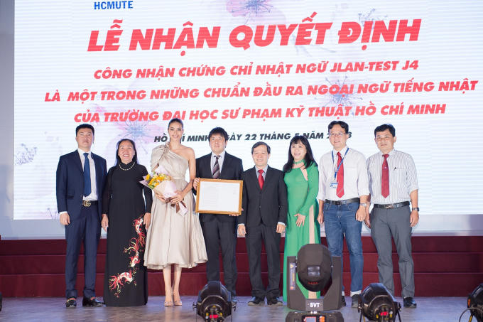 Phạm Hương xinh đẹp hết cỡ, làm giám khảo Miss Sakura 2018