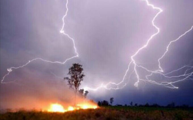 Bị sét đánh trúng người em tử vong tại chỗ, người anh nguy kịch. (Ảnh Minh họa)