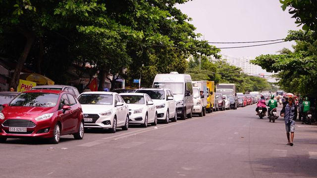 Ô tô xếp hàng dài hàng cây số đợi phà.