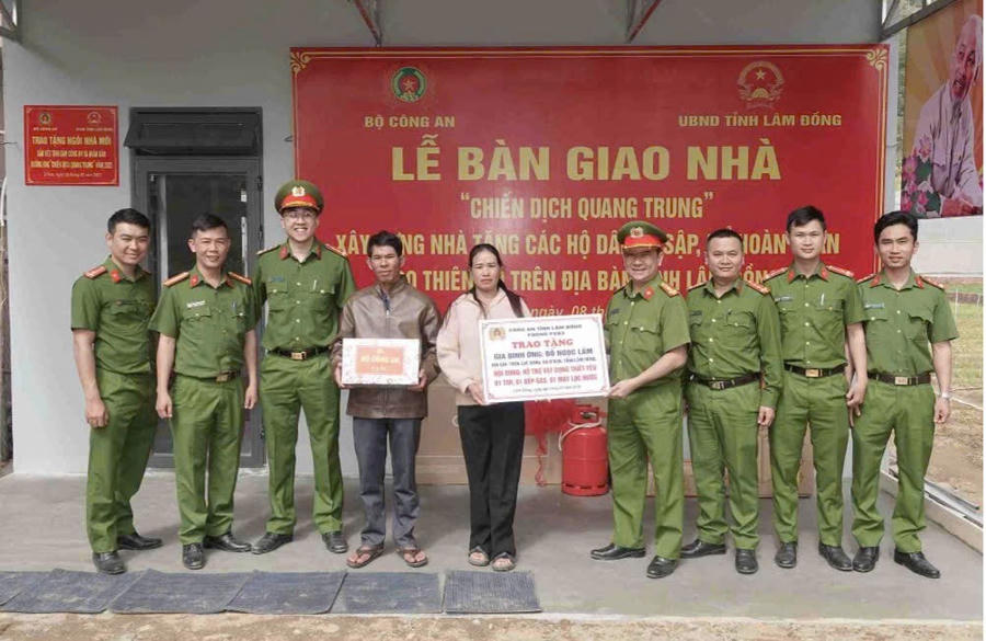 Đại tá Đậu Xuân Bảo, Phó Giám đốc Công an tỉnh Lâm Đồng trao nhà trong Chiến dịch Quang Trung cho các hộ dân. Ảnh: Phúc Khánh