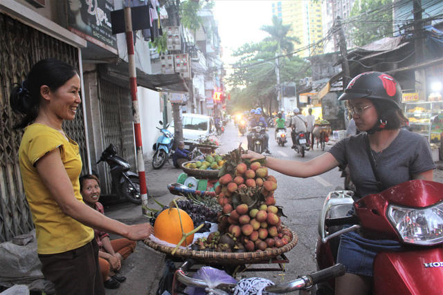 Giá vải đầu mùa năm nay dao động từ 25.000 - 35.000 đồng/kg, bằng nửa giá so với năm ngoái. (Ảnh: Hồng Vân)