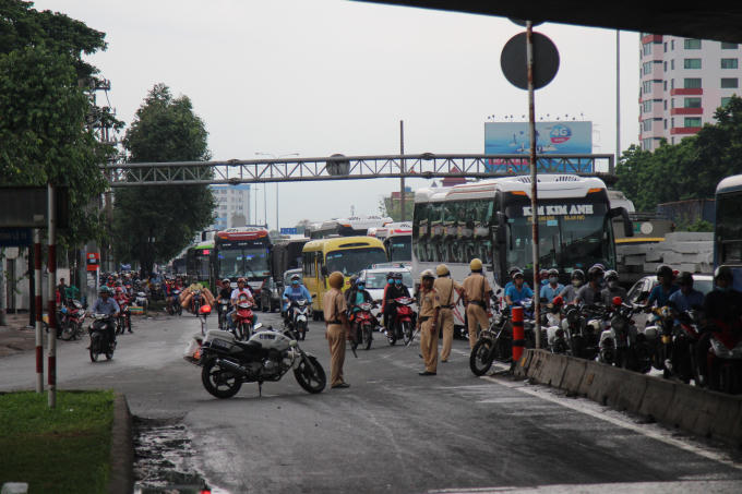 Nhận tin báo, đội CSGT An Sương nhanh chóng có mặt phân luồng giao thông.