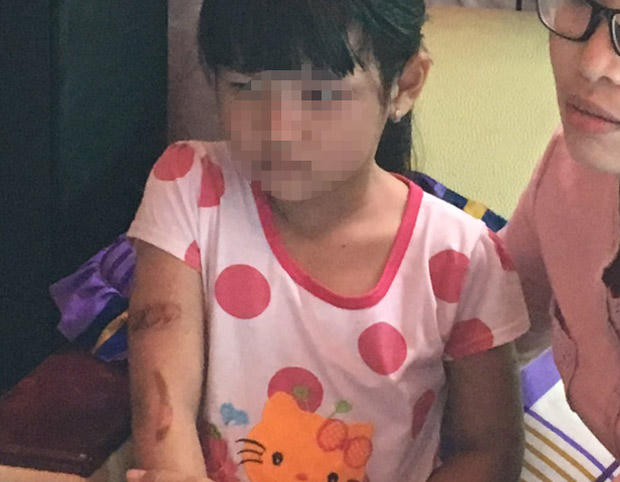 Bé T. trong buổi làm việc chiều nay. (Ảnh: báo Dân Việt)