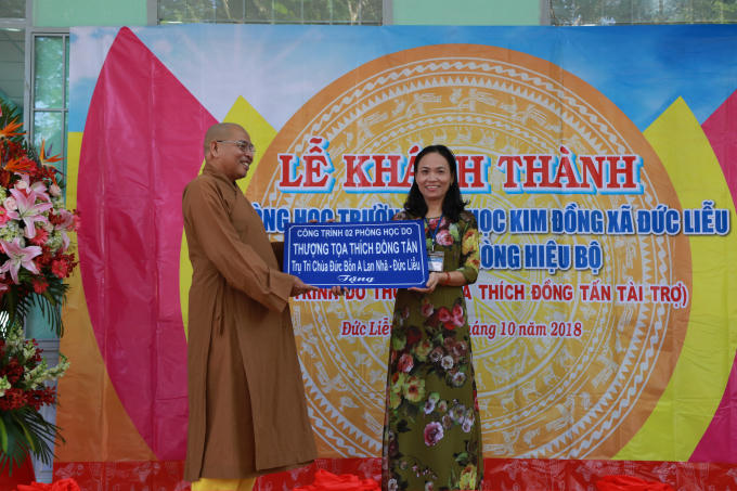 Thầy trụ trì chùa Đức Bổn A Lan Nhã trao tặng.