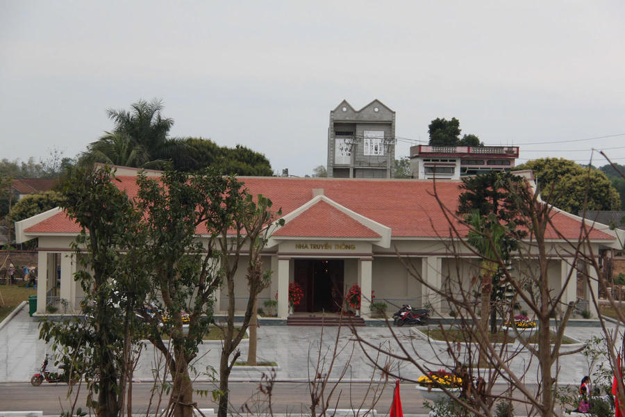 Nhà truyền thống trong Khu lưu niệm.