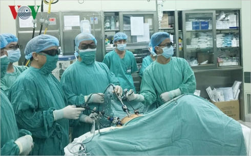 Các bác sĩ phẫu thuật cho bệnh nhân