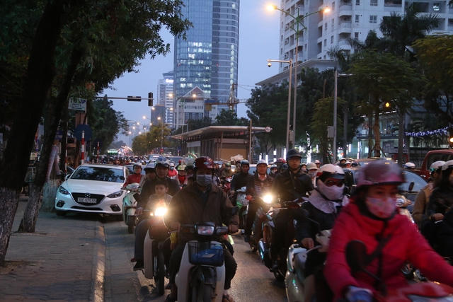 Lòng đường Láng Hạ hẹp, ngay cả ô tô cũng phải đi lên vỉa hè, chỉ tính riêng từ Kim Mã đến bùng binh đường Lê Trọng Tấn có cả chục nút giao thông quan trọng. Theo quan sát thì vào giờ cao điểm các phương tiện phải mất nhiều nhịp đèn xanh đỏ mới có thể qua được một nút giao thông.