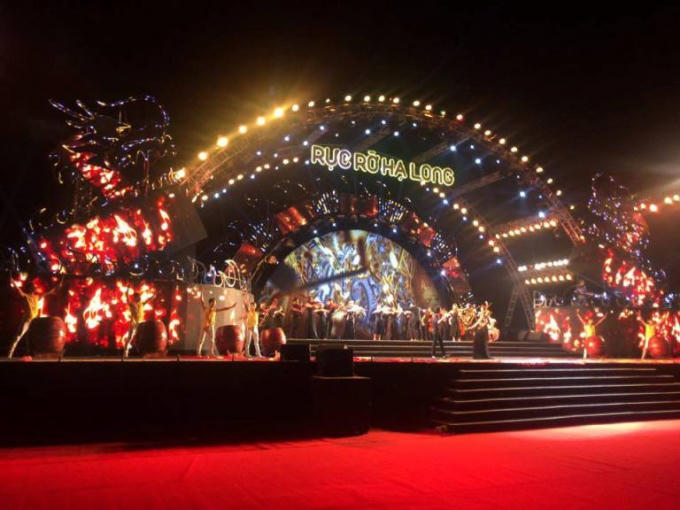 Sân khấu hoàng tráng gân ấn tượng với đông đảo du khách.