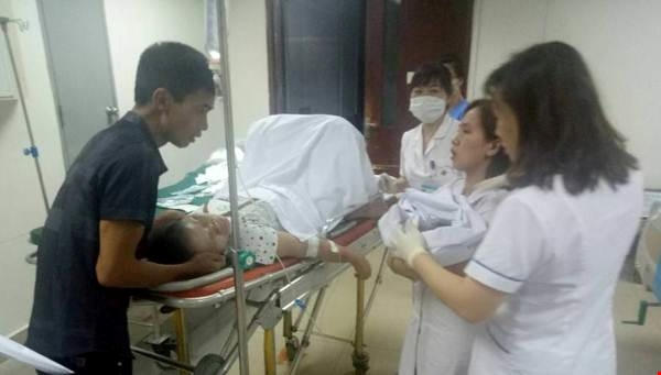 Quá trình chuyển dạ của người bệnh diễn ra rất nhanh khiến các bác sĩ lo lắng. Ảnh: Bạch Yến