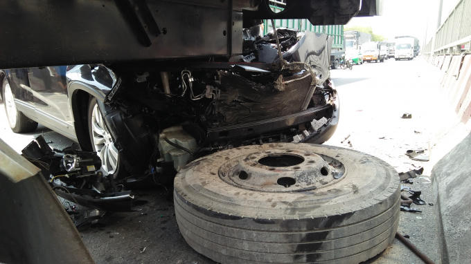 Phần đầu ô tô 7 chỗ hư hỏng nặng, găm chặt vào đuôi xe tải.