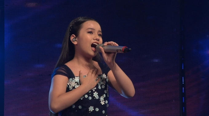 Khánh Linh thể hiện ca khúc "Tôi yêu biển Việt Nam".