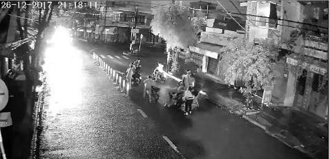 Hình ảnh nhóm thanh niên đánh người được ghi lại qua camera. (Ảnh cắt từ clip).