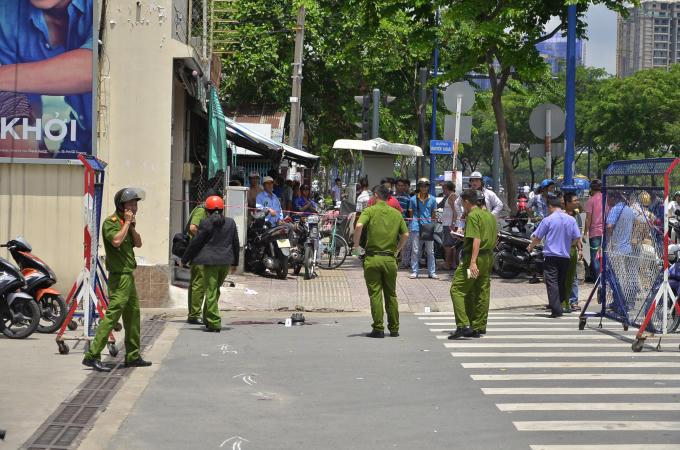 Công an khám nghiệm hiện trường.