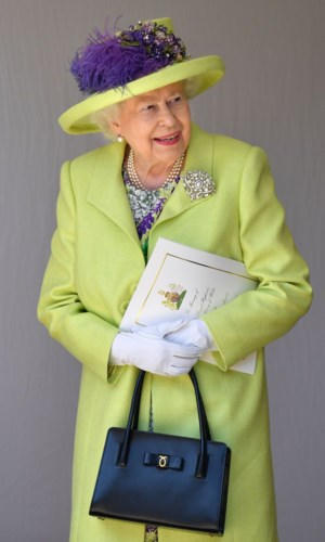 Ở tuổi ngoài 90, Nữ hoàng Elizabeth II vẫn khiến cả thế giới ngưỡng mộ bởi gu thời trang đẳng cấp, thanh lịch.  Xuất hiện trong  đám cưới của cháu trai, Hoàng tử Harry, bà chọn áo dáng váy xanh nõn chuối, đội mũ cùng màu và nhấn bằng bông hoa màu tím.