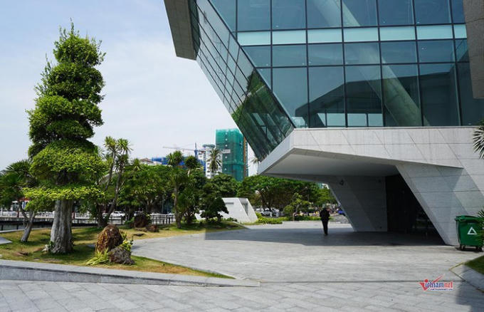 Dự &aacute;n x&acirc;y dựng tr&ecirc;n quy m&ocirc; 0,4 ha với diện t&iacute;ch mặt đất l&agrave; 2.100 m2, diện t&iacute;ch mặt nước l&agrave; 1.900 m2. C&ocirc;ng tr&igrave;nh c&oacute; 3 tầng, thiết kế nhiều tiểu cảnh c&acirc;y xanh