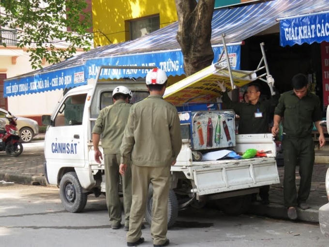 Công an phường Đại Kim đã thu giữ nhiều biển hiệu quảng cáo trái phép.