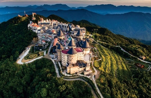 Khung cảnh Bà Nà Hills nhìn từ trên cao trông đẹp như một bức tranh trong truyện cổ tích.