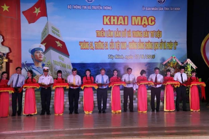 Buổi triển lãm bản đồ và trưng bày tư liệu về Hoàng Sa, Trường Sa của Việt Nam.