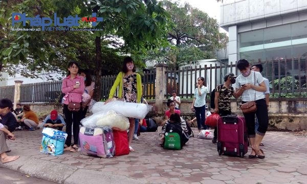 H&agrave; Nội: D&ograve;ng người &ugrave;n &ugrave;n &ldquo;rời đ&ocirc;&rdquo;, c&aacute;c cửa ng&otilde; &ugrave;n tắc