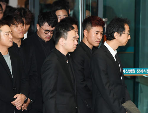 Nhiều đồng nghiệp thân thiết đến tiễn đưa Kim Joo Hyuk. Ảnh: Osen.