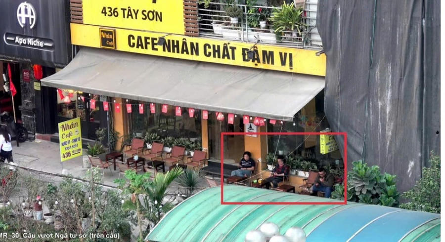 Vi phạm sử dụng trái phép vỉa hè để kinh doanh dịch vụ ăn uống trước số 436 Tây Sơn, phường Đống Đa, Hà Nội.