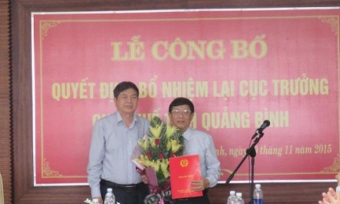 Ông Ngô Hữu Cần (bìa phải) được bổ nhiệm làm Cục trưởng Cục Thuế Quảng Bình 3 nhiệm kỳ liên tiếp.