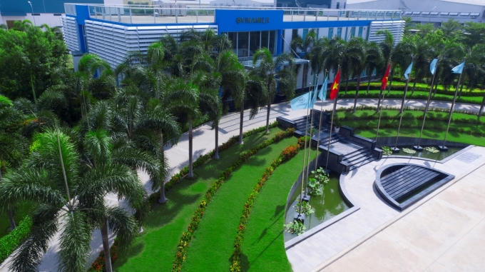 Một góc nhìn từ trên cao của nhà máy sữa Việt Nam, với nhiều mảng xanh làm môi trường làm việc tại nhà máy thêm tươi mát