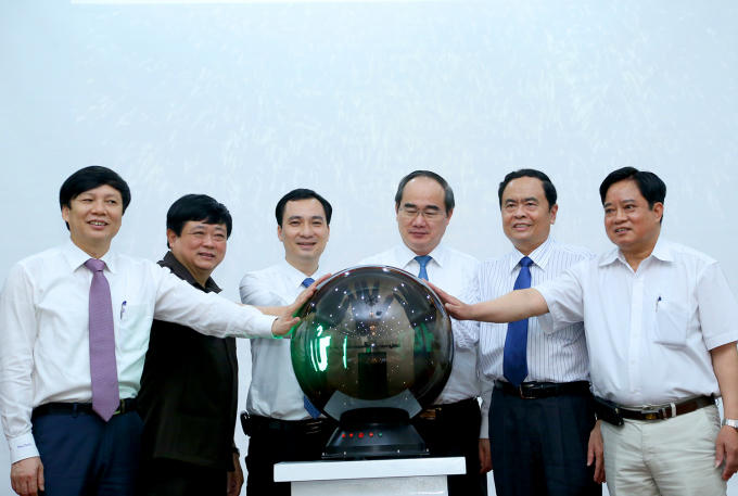 Chủ tịch Nguyễn Thiện Nhân cùng các đại biểu thực hiện nghi thức khai trương Tạp chí điện tử Mặt trận.