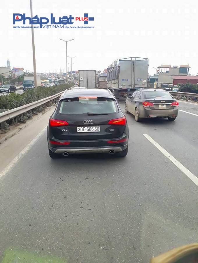 Chiếc xe Audi Q5 mang biển ngũ quý 6. Số 6 trong cách đọc của hán nôm là đồng âm với Lộc, vì vậy số sáu còn là biểu tưởng của Lộc, là tiền lộc, vàng lộc.