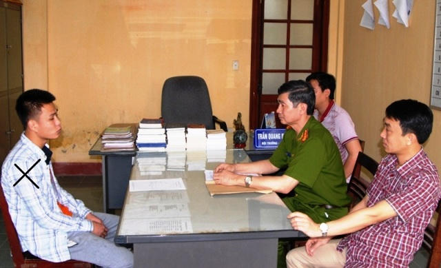 Đối tượng Phạm Ngọc Linh tại cơ quan Công an (Ảnh: báo Dân trí)