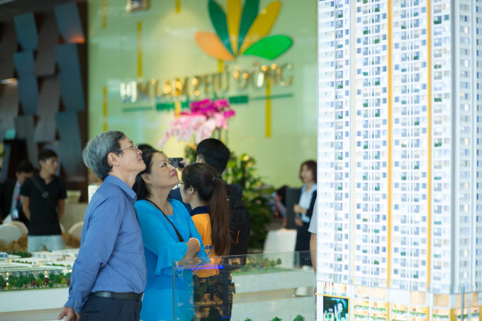 Khách hàng xem sa bàn dự án Phú Đông Premier