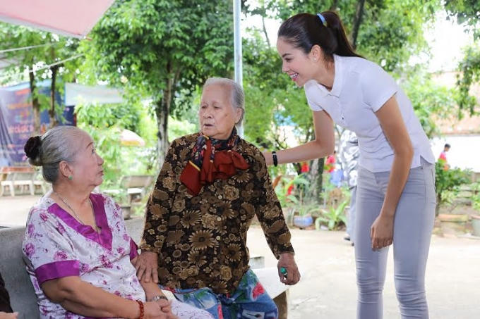 Phạm Hương trò chuyện với các nghệ sĩ.