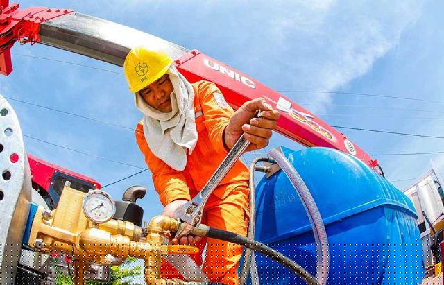 Nắng nóng kéo dài, EVN khuyến cáo các cơ quan, công sở, nơi sản xuất và người dân cần tiếp tục chú ý sử dụng điện an toàn và tiết kiệm.