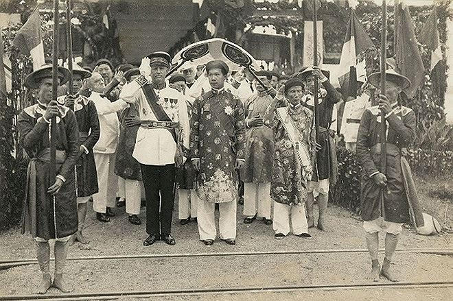 Vua Bảo Đại tại lễ đón tiếp khi đến thăm Tòa thị chính Đà Nẵng ngày 8/9/1932. Bên tay phải nhà vua là Khâm sứ Châtel, bên tay trái là Thượng thư Bộ lại Nguyễn Hữu Bài