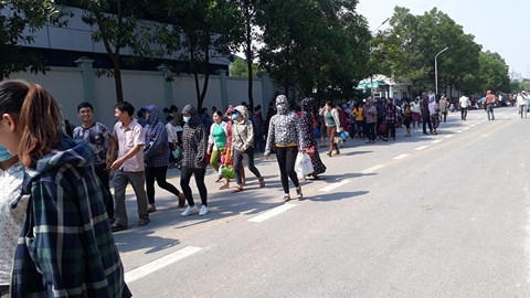 Thanh H&oacute;a: H&agrave;ng ngh&igrave;n c&ocirc;ng nh&acirc;n đ&igrave;nh c&ocirc;ng v&igrave; lương thấp, &aacute;p lực cao