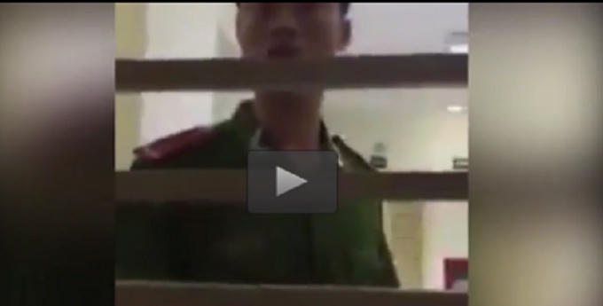 Người đàn ông được cho là đã có hành vi “nhổ nước bọt vào mặt dân” (ảnh cắt từ clip).