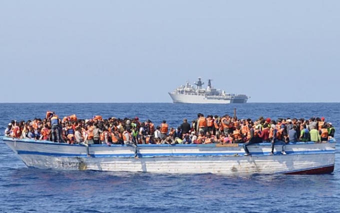 Hành trình vượt biển đầy nguy hiểm của những người di cư (Ảnh: AFP).