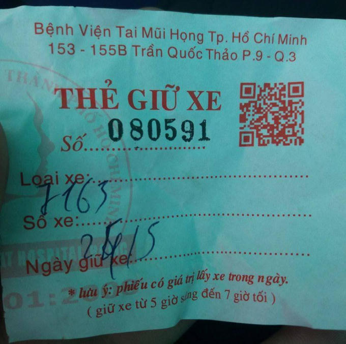 Phiếu giữ xe có in tên Bệnh viện Tai Mũi Họng TP HCM.