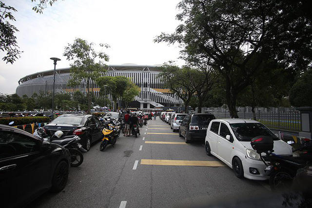 Con đường vào nơi xếp hàng mua vé ở Bukit Jalil khá thông thoáng.