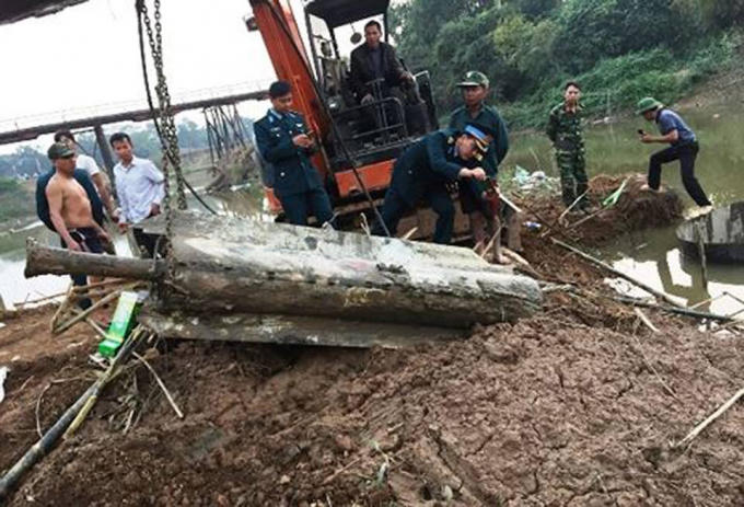 Qủa tên lửa được lực lượng chức năng đưa lên bờ. Ảnh ANTĐ