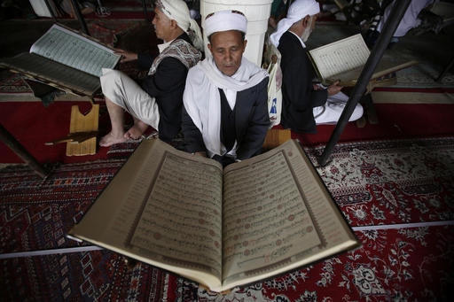 Những người đàn ông theo đạo Hồi ở Sanaa, Yemen đọc kinh Quran và sách thánh. (Ảnh: AP/Hani Mohammed)