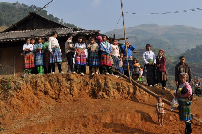 Người dân làng Ninh từ nay sẽ yên tâm hơn khi đi qua cầu treo.
