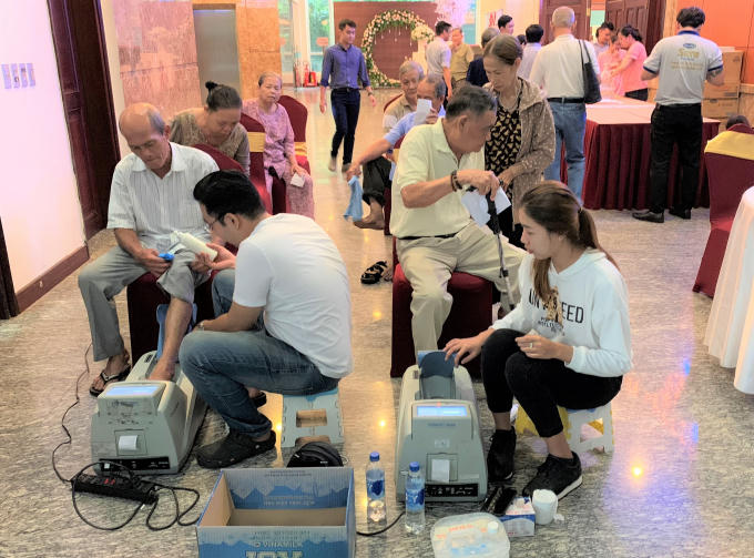 Hoạt động đo lo&atilde;ng xương thu h&uacute;t nhiều người cao tuổi.