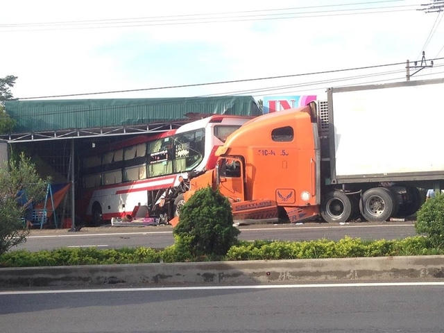 Lực lượng CSGT có mặt phân luồng giao thông