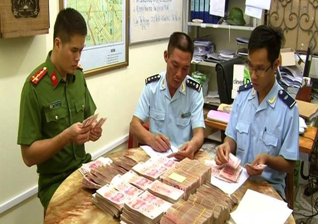 Lực lượng chức năng tiến hành kiểm đếm, lập biên bản thu giữ số tiền "khủng".