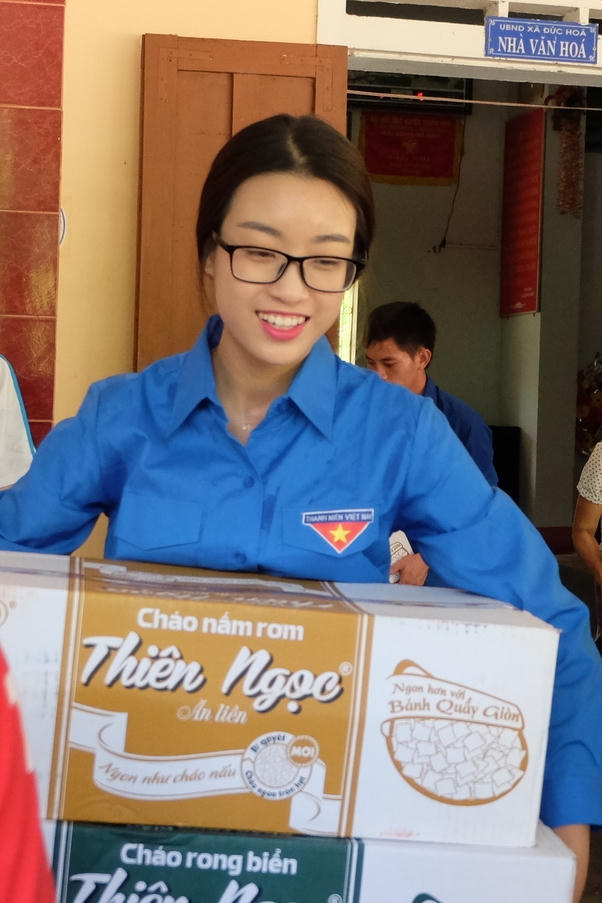 Mỗi phần gồm nước mắm, hai thùng cháo, một thùng nước suốt, nhu yếu phẩm... cùng một triệu đồng tiền mặt.