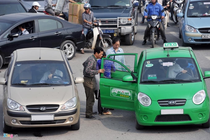 Bệnh viện cấm taxi ra vào khiến khách phải xuống giữa đường vì không còn cách nào khác. Chỉ cần một xe đỗ giữa đường như thế này cũng tạo nút thắt gây ùn ứ, rối loạn phía sau, nhất là vào giờ cao điểm. Ảnh: Hoàng Hà.
