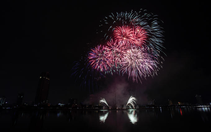 Phần bắn Ba Lan kết thúc đêm thi đầu tiên của DIFF 2018 với chủ đề "Huyền thoại những cây cầu".